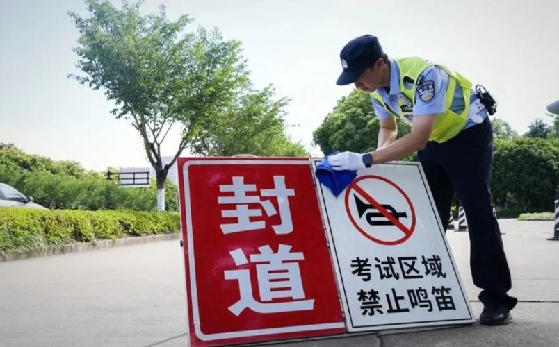 新奥今晚买什么和考生排队摸985车牌与